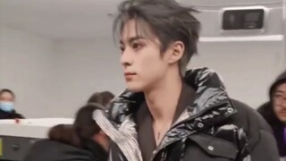 คืนที่ฝรั่งดู tiktok ใน Weibo แล้วดาราชายผ่านด่านตรวจคนจีนกินอะไรถึงจะสูงและหล่อขนาดนี้?