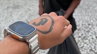 国外街头三选一，香烟糖果乒乓球，你会选哪个？