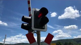 AWESOME GERMAN DIESEL TRAINS AT SPEED! 100mph Br611 on the Hochrheinbahn level crossing and local DB