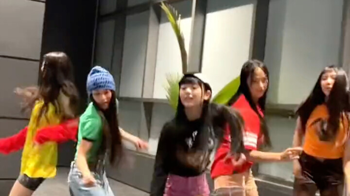 วิดีโอแสดงการขยายจังหวะที่ยอดเยี่ยมของ Haerin การควบคุมอย่างอิสระ ทักษะพื้นฐานที่แข็งแกร่ง และสไตล์ท