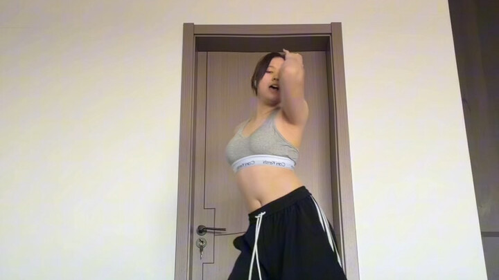 สาวปี 2008 ท้าทายเต็มกำลังร้องและเต้นเพลง Golden