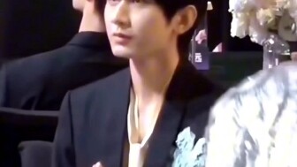 Qiqi: "Nụ cười của tôi lập tức đông cứng. Tại sao, tại sao anh lại đứng dậy? Tại sao, còn có việc kh