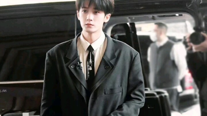 檀健次拉丁舞真的绝了这是我最喜欢的造型之一，太喜欢白衬衫了