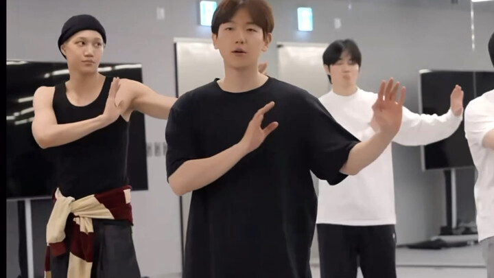 Baekhyun lets loose in the practice room, hahaha