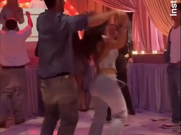 Kim Kardashian minum terlalu banyak dan melakukan tarian hook di tengah lantai dansa