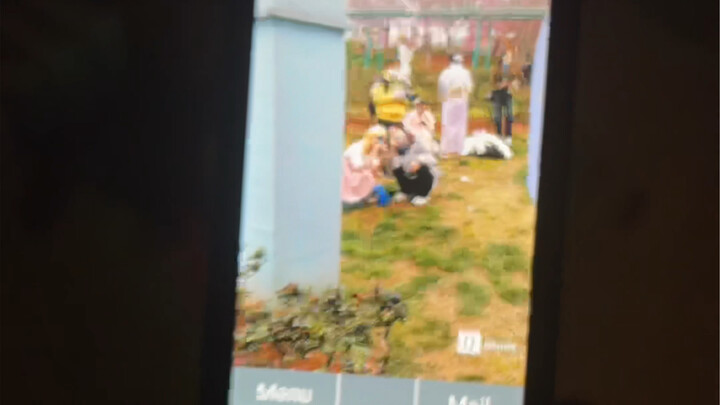 Years later, Kōsei dug out the phone he used when he first met Kaoru and took a photo.
