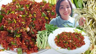 กินก้อยขมๆเหนียวๆ หลังฝนตก ผักหลายๆ แซ่บคักละจ้า