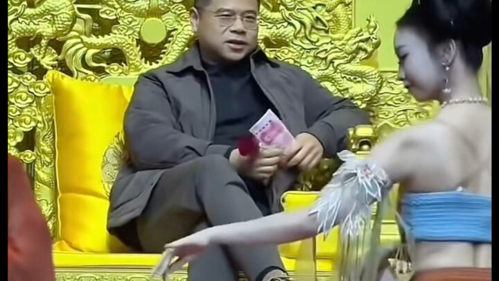 الأخ الأكبر جسّد دور الحاكم المتهوّر ببراعة تامة.