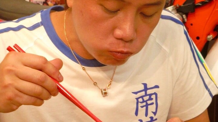 เลิกงานเก็บค่าเช้ากลับมา ที่บ้านเหลือแค่ข้าวเย็นหนึ่งชาม ทำข้าวผัดไข่น้ำมันหมูใส่ลาโหยมาแบบง่ายๆ อร่