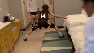小伙伴在屋里玩蒙眼找人 #搞笑 #蒙眼躲猫猫 #闺蜜之间的感情