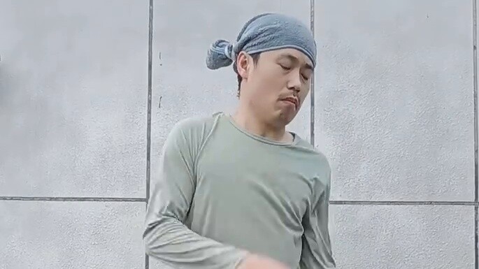 Tôi sẽ nhảy cho mọi người xem, xin hãy chỉ bảo tôi nhé.