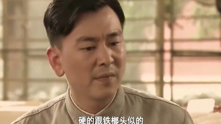 The crooked department head handed out Mid-Autumn Festival mooncakes. When a worker touched one, he 