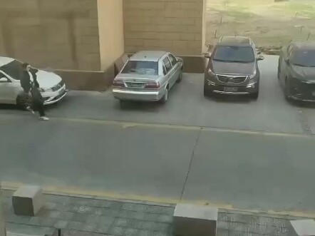 Ini direkam oleh warga di Xinjiang; angin kencang di Kota Karamay sangat dahsyat, banyak warga terba