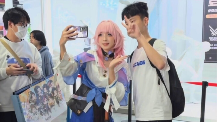 去萤火虫星铁展台拍照打卡结果被当成官C了