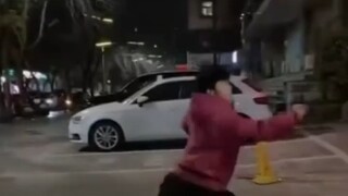 Zhengzhou, Henan Province: A sophomore college student takes to the streets to perform martial arts—