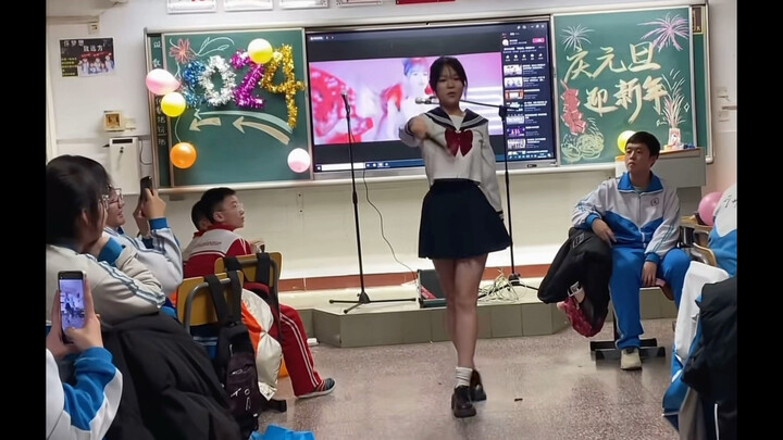 Adik perempuan JK menari di kampus