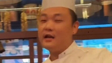Chef: If you don't believe it's spicy, I'll kill you. #spicy#Entertain you#Forgive me for laughing s