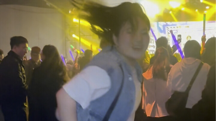 I said, are all of you Eunjung like this? The audience was dancing SW hahahahaha