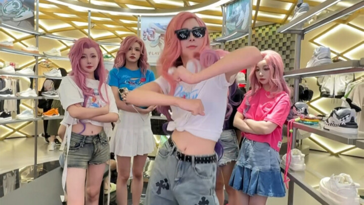 After get off work, I ran into Seraphine doing this in front of the store?
