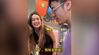 Seorang pemain piano jalanan yang unik, yang memainkan peran pemberontak. Ketika orang-orang yang le