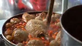 ISI KUAH NYA CABE SEMUA... PENTOL PALING MENGERIKAN DI INDONESIA