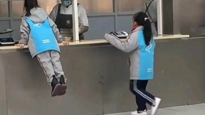 ครูโพสต์คลิปนักเรียนต่อคิวตักข้าว นี่แหละชีวิตวัยเด็กอันไร้กังวล! ชาวเน็ตบอก: แค่เฝ้ามองไปเรื่อยๆ เด