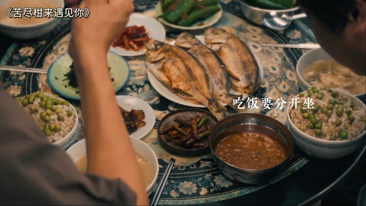 Người đàn ông và người phụ nữ ngồi cùng bàn ăn, còn lấy hết đậu trong bát của mình đưa cho con gái.