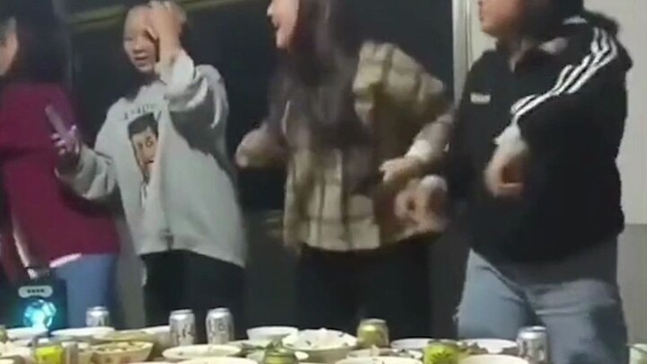 Sampai di tahap ini, seharusnya aku pura-pura mabuk, kan?