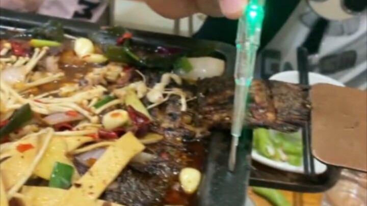 Ông chủ, bảo sao món cá nướng nhà ông vừa tê vừa cay đến thế!