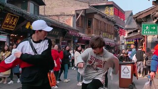 街头跳东北秧歌，后面的小姐姐们看呆了
