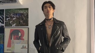 What do band vocalists wear during performances?