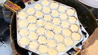 Oreo plum blossom mini cakes are so delicious! One bite each—bought two servings for ten bucks!