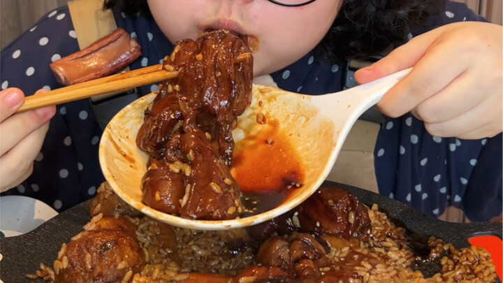 أرز ساخن مع وتر بقري وسجق مشوي