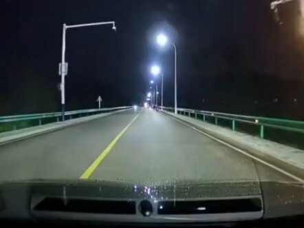 عندما يواجه السائق سيارة تسير بسرعة السلحفاة، لا يجد سوى حل واحد: أن يسير أبطأ منها. ما رأيك في طريق