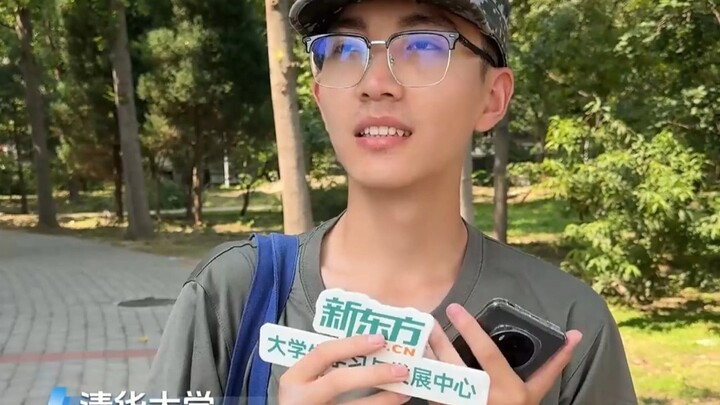 Para orang tua berputar, menyeret anak-anak mereka masuk ke Tsinghua