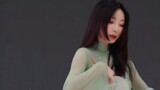 [Liu Yan] Warna pakaian tarinya seperti daun pangsit nasi dan dia menari mengikuti lagu "Hong Zhao W