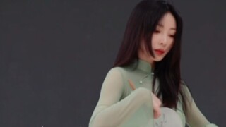 [Liu Yan] The color of her dance costume is like the color of rice dumpling leaves. She danced to th