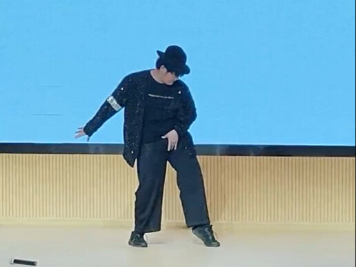Sinh viên đại học bắt chước Michael Jackson trong bài hát Billie Jean