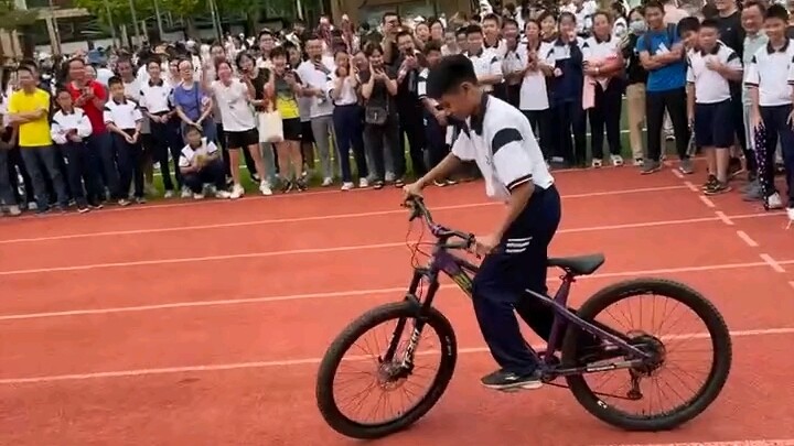 Nhà trường tổ chức thi đạp xe chậm, quy định tổng thời gian là 7 phút, thầy giáo vội vàng chạy tới b