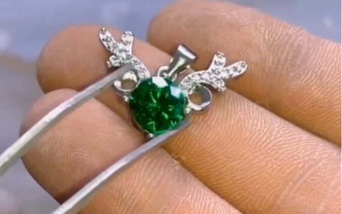 Ông cụ bán hàng rong lấy hàng ở chỗ anh đúng không?