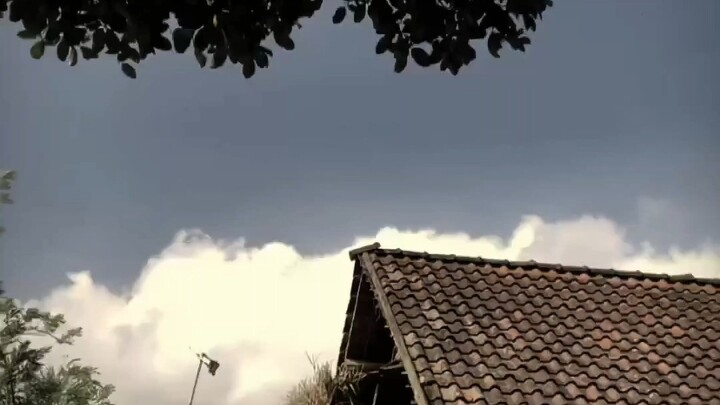 “ความรู้สึกสบายเมื่อฝนตกหนักและฟ้าเปลี่ยนแปลง”
