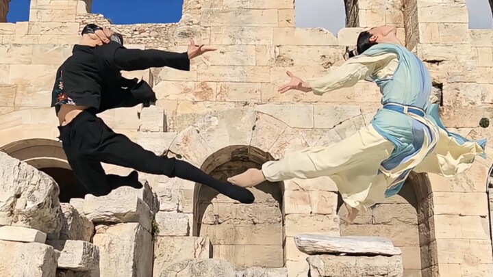 Saat tarian Tiongkok berputar di Athena, Yunani.