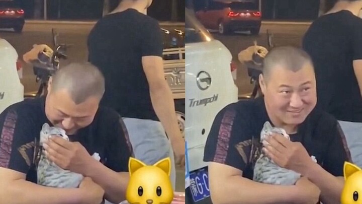 The watermelon vendor hugs his cat tightly, occasionally leaning down for a deep sniff—netizens: “Bu