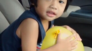 น้องพีเจแกล้งแม่จ๊อบบี้ ลูกโป่งแตก ที่รถ #รีวิวของเล่น #playtv #พีเจเด็กพิเศษ #shorts