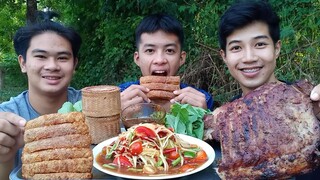 ส้มตำหมูกรอบ ซี่โครงหมูย่างพริกไทยดำ พร้อมข้าวเหนียวจิ้มแจ่วโคตรเด็ด.