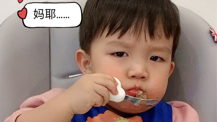 วันหยุดสุดสัปดาห์คุณแม่ไปทำงาน คุณพ่อทำซาลาเปาให้กิน ดูท่าแล้วคุณพ่อยังไม่มีวันได้ผงาดเลย