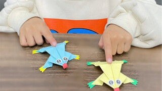 هل تتذكر ضفدع القفز الصغير المصنوع من طي الورق الذي كنا نلعب به في الطفولة؟ اتضح أن ابني لم يجربه أب