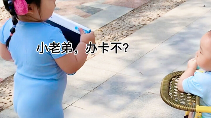 Em trai nhỏ, làm thẻ không, anh rất chuyên nghiệp đó