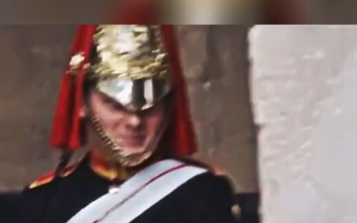 Anh ấy mỉm cười