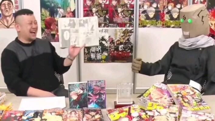 Akuchi trả lời câu hỏi của người dẫn chương trình về việc tại sao Tô Nặc lại có hứng thú với Megumi 